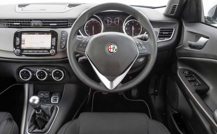 Alfa-Romeo-Giulietta-interior-3