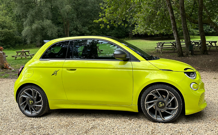 Abarth 500e Convertible side